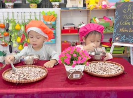 Trò chơi mầm non: Kỹ năng cầm thìa - Nhóm trẻ A